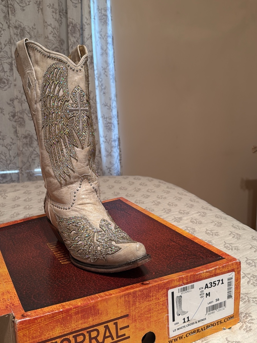 Corral White Crystal Wing & Cross Embellished Cowboy Boot